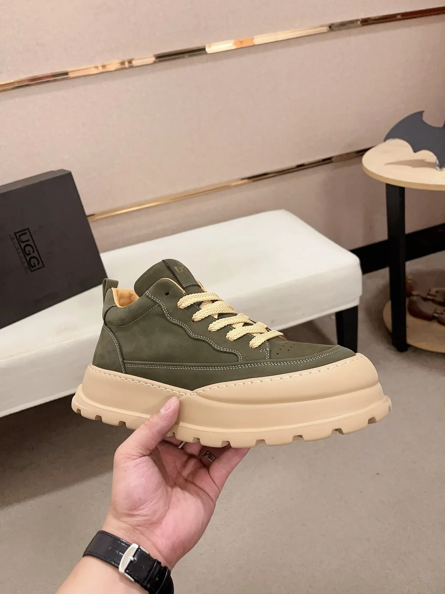 Factory price: 800💰North American men's shoes Ugg ☃️In the special sale of new high-quality men's shoes snow boots in autumn and winter, the nemesis of extreme cold weather! Made of cowhide leather, merino wool lining, and original outsole, whether driving, outdoor or daily wear, there is always one that suits you! Code number 39-44
